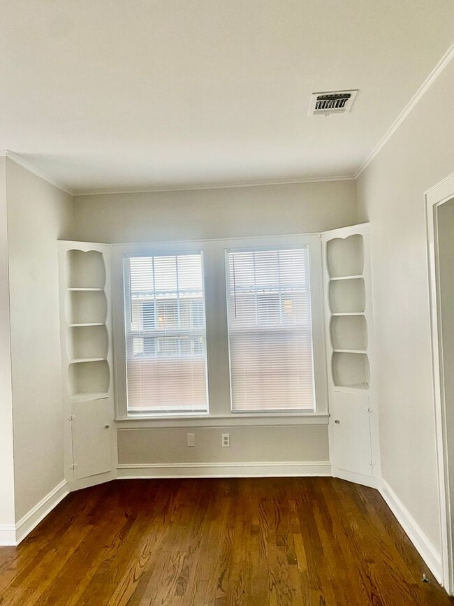 Building Photo - Charming 2-Bedroom Duplex for Lease – South Highlands