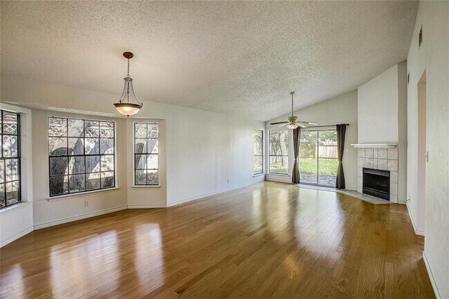 Building Photo - 605 Russet Valley Dr