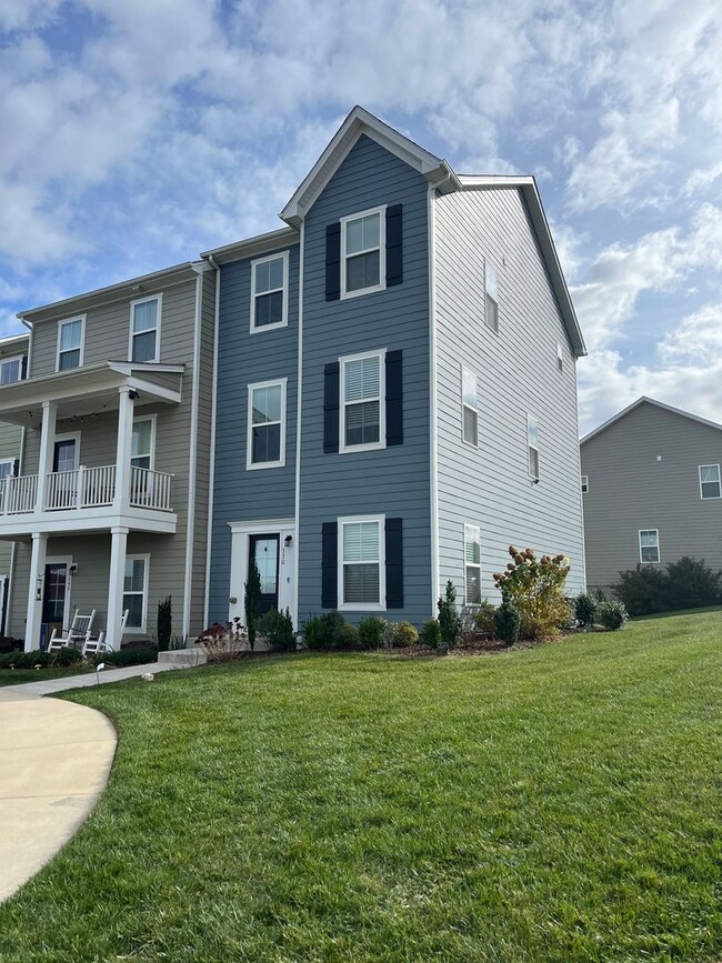 Building Photo - Fabulous townhome in Clifton Subdivision