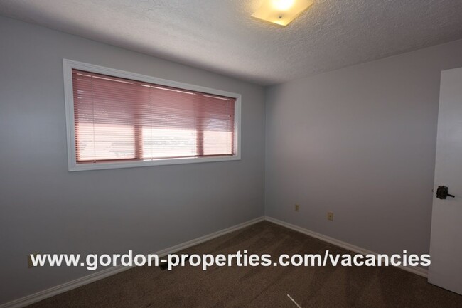 Building Photo - $2,495.00 - NE 27th St - Gresham 4 bedroom...