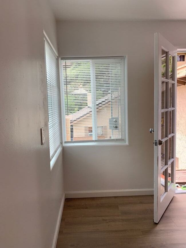 Building Photo - Spacious 2 bedroom