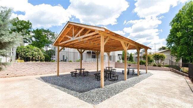 Building Photo - Vue on Medlock