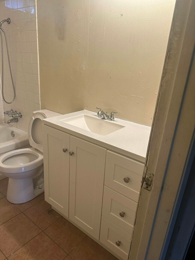 Building Photo - 3007 W Walnut Ave