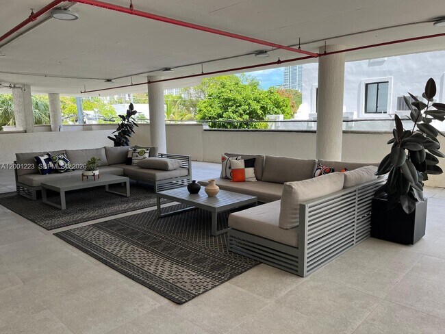 Building Photo - 280 SW 20th Rd