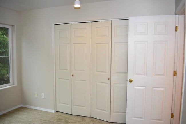 Building Photo - Gorgeous 2br/2.5ba Townhouse in Desirable ...