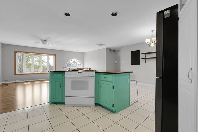 Building Photo - 3 bedroom, 3 bathroom home with 2 car garage
