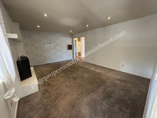 Building Photo - Stylish 3-Bedroom Home with Beautiful Kitc...