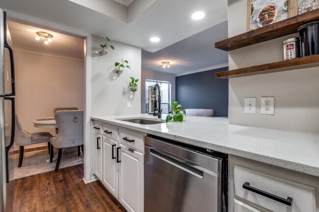 Building Photo - 5916 Sandhurst Ln