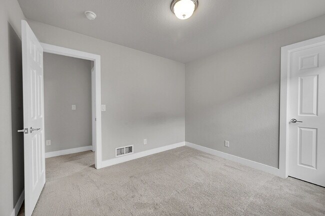 Building Photo - $2,850.00 - 3 Bedrooms, 2.5 Bathrooms, Sin...