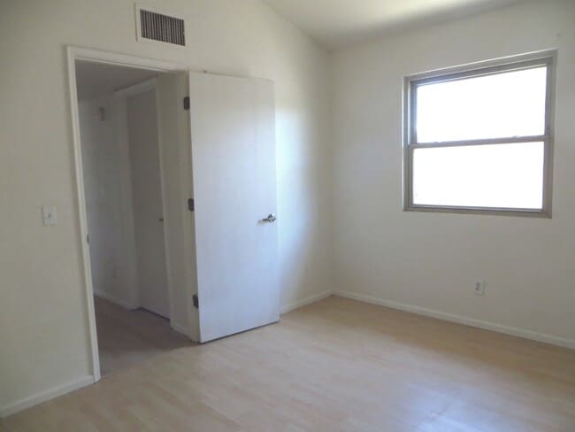 Building Photo - 2512 E Eastland St