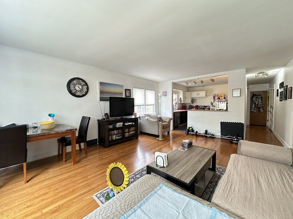 Building Photo - 2707 W Berwyn Ave
