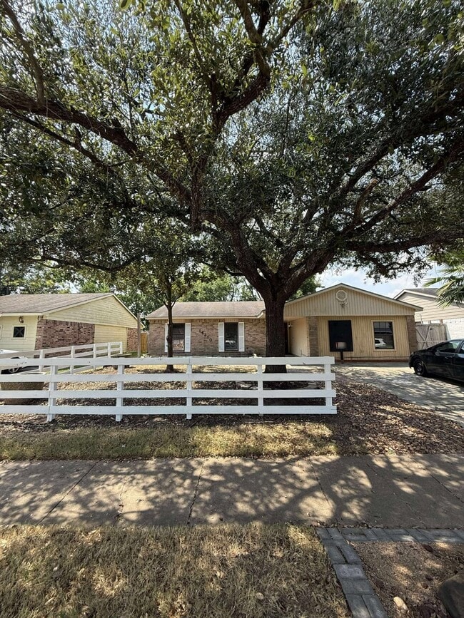Building Photo - 16210 Lazy Ridge Rd