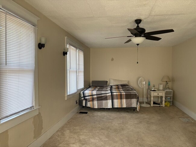 Building Photo - 5 Bed/2 Bath in California Neighborhood