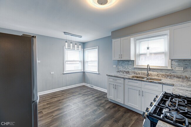 Building Photo - 5812 W 63rd Pl