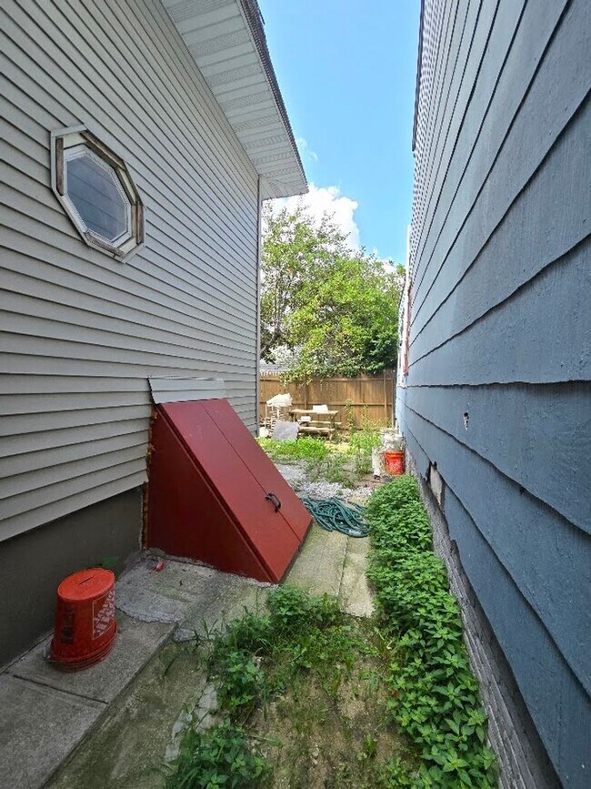 Building Photo - 559Groom1stfl&amp;2ndfl