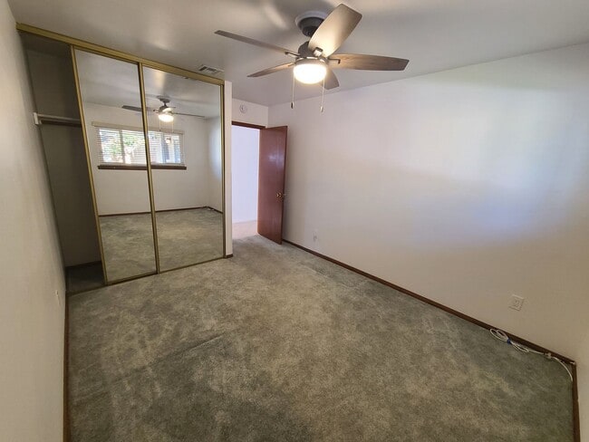 Building Photo - Spacious 4 bed 2 bath + 2 car garage & lar...