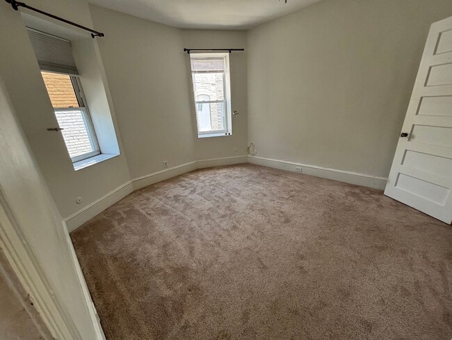 Building Photo - Gorgeous 1 Bedroom 1 Bathroom Condo locate...