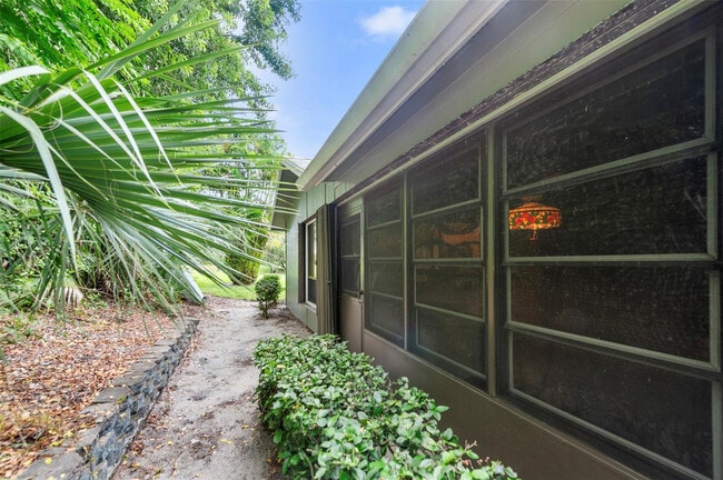 Building Photo - 6809 SE Yorktown Dr