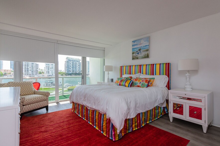 Master Bedroom - 900 Bay Dr