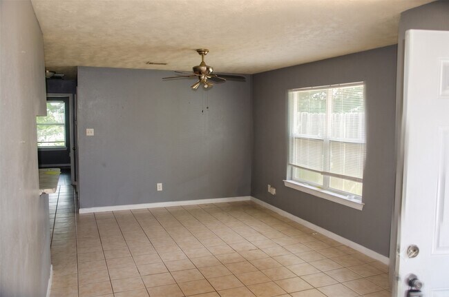 Building Photo - 306 Willowick St