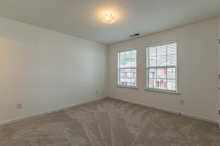 Building Photo - Room in Condo on Ginnis Rd