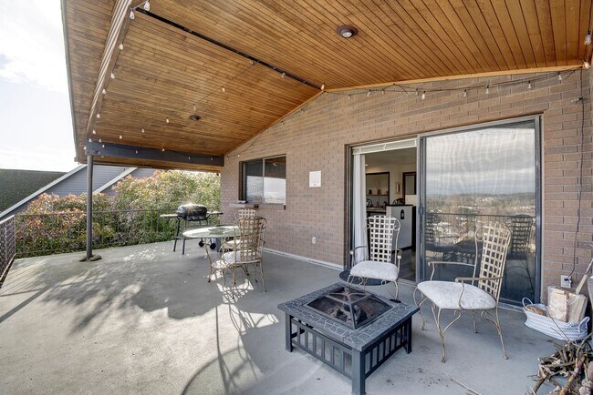 Building Photo - 3 Bedroom 2.5 bathroom spacious home with views of marina and downtown Oak Harbor