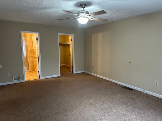 Building Photo - Large 4BR in Marietta