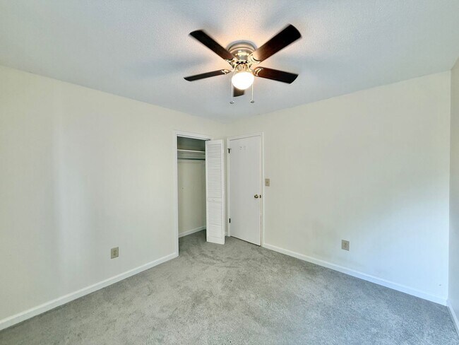 Building Photo - Newly Remodeled 3BD, 2.5BA Townhouse in Ca...