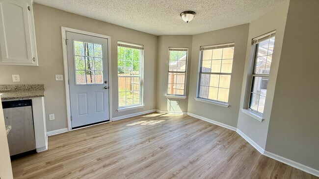 Building Photo - 2531 Clovis Rd SW