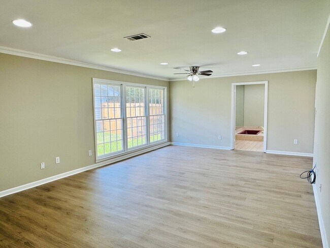 Building Photo - Room to Roam, Comfort to Stay — This Updat...