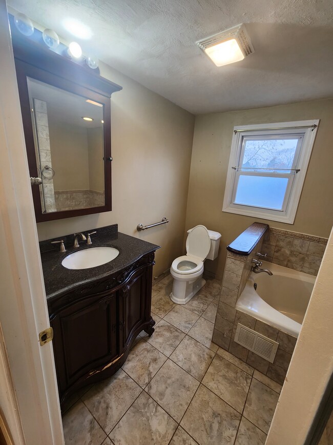 full bathroom (2nd floor) - 4221 Regulus Crse