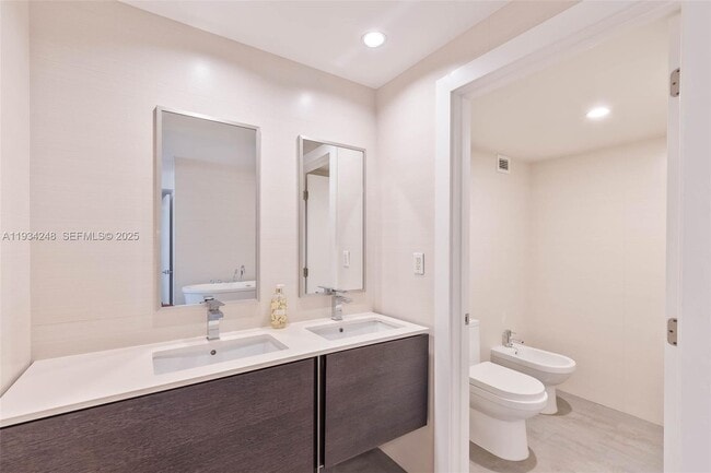 Building Photo - 2301 Collins Ave