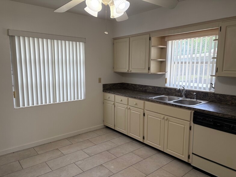 kitchen - 690 Avenue C SE