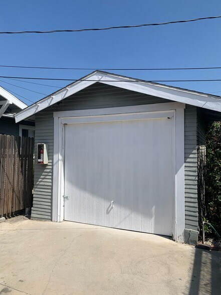 One car detached garage - 1038 N Hudson Ave