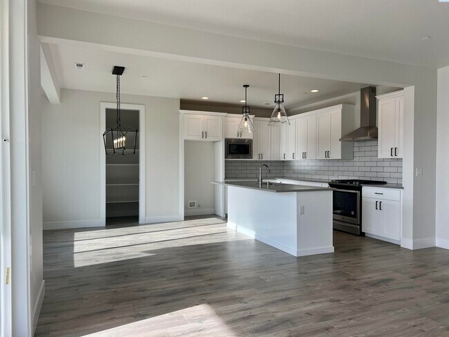 Building Photo - FOR RENT, newer modern home