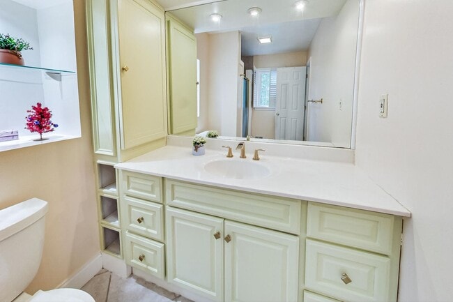 Building Photo - Nice SF 4bed+ 3 bath / close to Metro