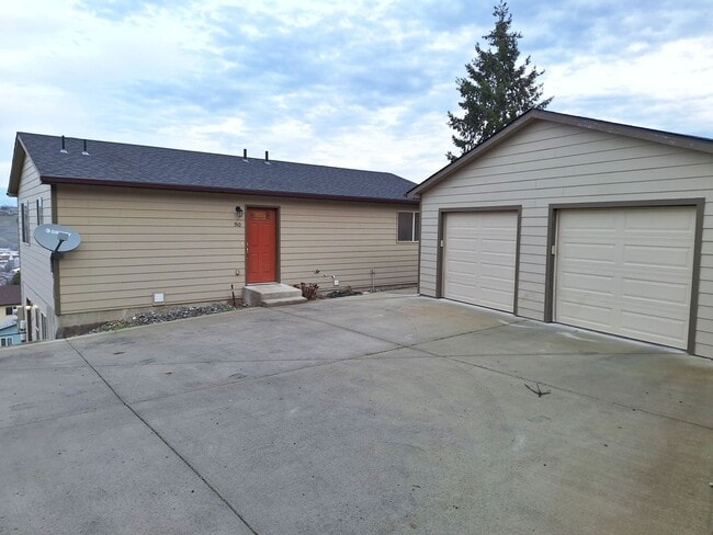 Primary Photo - Newer 2 Bed 1 Bath Duplex With A View