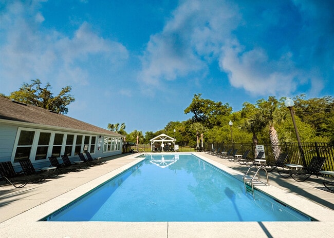 Swimming Pool + Sun Deck - Woodside