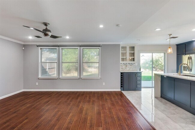 Building Photo - 320 S Mesa Verde Way