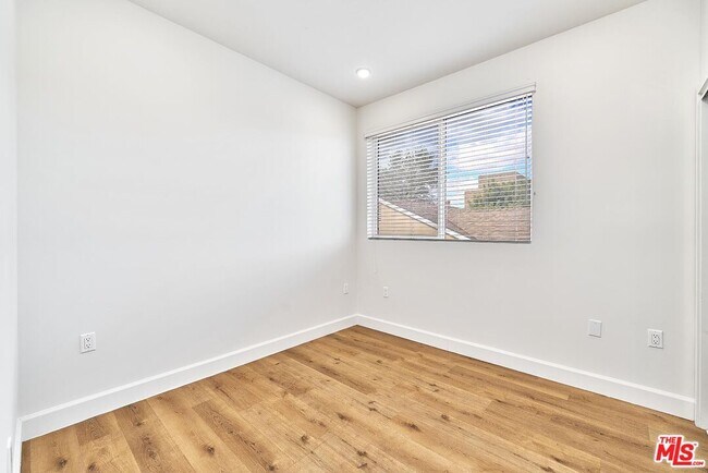 Building Photo - 14550 Burbank Blvd