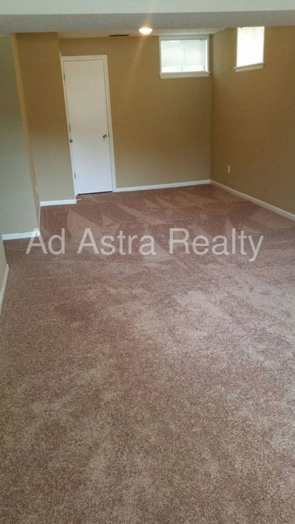 Building Photo - Shawnee Duplex-Available NOW!!