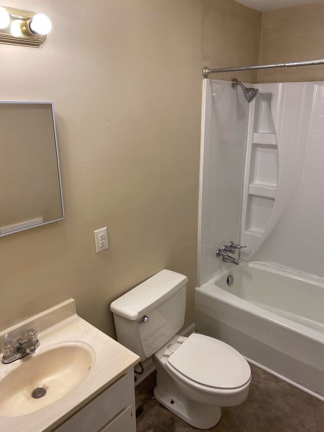 Building Photo - 220 Vickery Dr