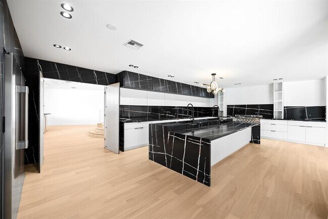 Building Photo - 5220 N 31st Pl