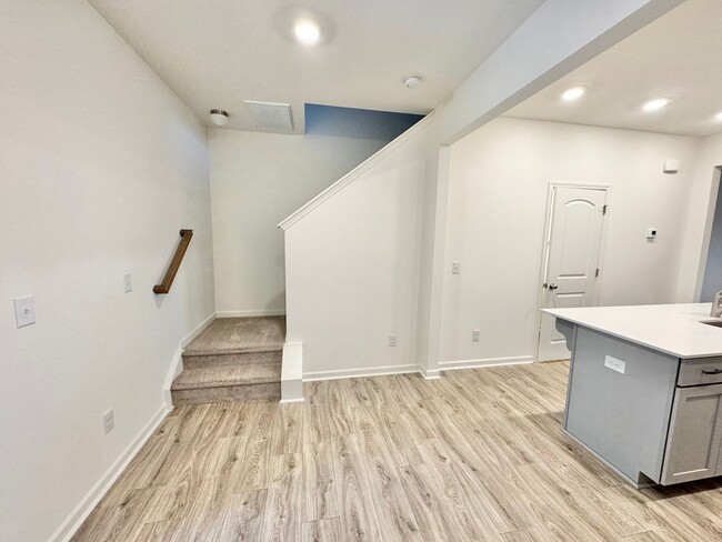 Building Photo - 2 br 2.5 ba townhome near shopping AVAILAB...