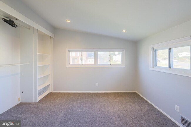 Building Photo - 2421 Lightfoot Dr