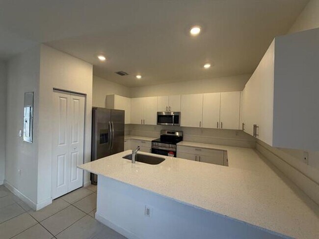 Building Photo - 2885 SE 25th Ave