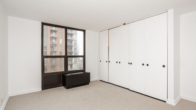 Building Photo - 899 S Plymouth Ct