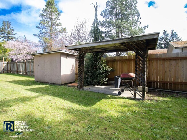 Building Photo - Renovated 1BR w/ Patio, Yard Access & Pet-Friendly Living!