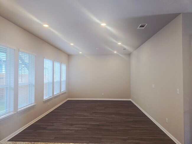 Building Photo - 1020 Vista View Dr