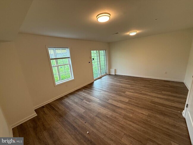 Building Photo - 326 Avon Dr